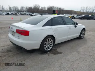 2013 Audi A6 Premium Plus z VIN WAUGGAFC3DN081065, wystawiony jako IAAI lot #41931342 z przebiegiem 136 570 mil mil oraz . Historia ofert i sprzedaży dostępna na DreamBid. Obrazek 4.