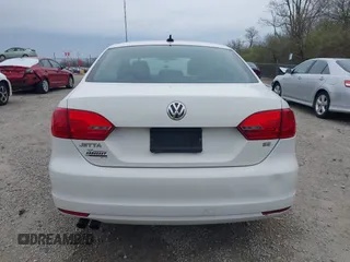 2014 Volkswagen Jetta SE z VIN 3VWD17AJ8EM211169, wystawiony jako IAAI lot #41978416 z przebiegiem 141 545 mil mil oraz . Historia ofert i sprzedaży dostępna na DreamBid. Obrazek 17.