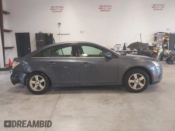 2014 Chevrolet Cruze 1LT z VIN 1G1PC5SB4E7140559, wystawiony jako IAAI lot #42622597 z przebiegiem 127 756 mil mil oraz . Historia ofert i sprzedaży dostępna na DreamBid. Obrazek 13.
