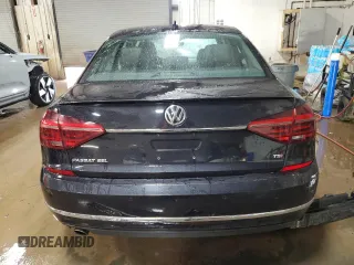 2017 Volkswagen Passat SEL Premium z VIN 1VWCT7A34HC078780, wystawiony jako Copart lot #49827235 z przebiegiem 94 618 mil mil oraz Szkoda całkowita • Salvage title. Historia ofert i sprzedaży dostępna na DreamBid. Obrazek 6.