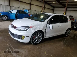 2013 Volkswagen GTI с VIN WVWGD7AJ5DW052343, выставлен на аукционе Copart как лот 54130285 с пробегом 158 643 миль миль и Списание • Salvage title. История ставок и продаж доступна на DreamBid. Изображение 1.