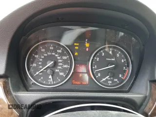 2011 BMW 3 Series 328i z VIN WBADW3C56BE537547, wystawiony jako Copart lot #55731295 z przebiegiem 117 059 mil mil oraz Szkoda całkowita • Salvage title. Historia ofert i sprzedaży dostępna na DreamBid. Obrazek 9.