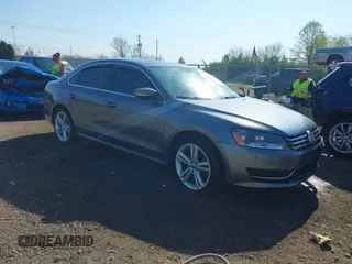 2014 Volkswagen Passat SE z VIN 1VWBN7A34EC013204, wystawiony jako IAAI lot #42091978 z przebiegiem 133 228 mil mil oraz . Historia ofert i sprzedaży dostępna na DreamBid. Obrazek 1.