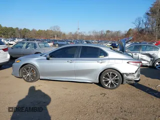 2018 Toyota Camry LE z VIN 4T1B11HK4JU616470, wystawiony jako IAAI lot #41352888 z przebiegiem 102 109 mil mil oraz . Historia ofert i sprzedaży dostępna na DreamBid. Obrazek 14.