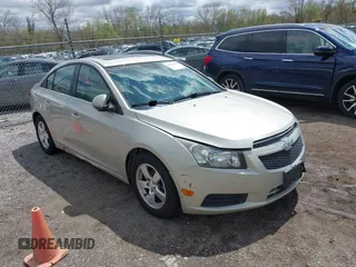 2014 Chevrolet Cruze 1LT z VIN 1G1PC5SB8E7192700, wystawiony jako IAAI lot #42084652 z przebiegiem 68 718 mil mil oraz . Historia ofert i sprzedaży dostępna na DreamBid. Obrazek 1.