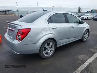 2015 Chevrolet Sonic LTZ z VIN 1G1JE5SB4F4108360, wystawiony jako IAAI lot #41526362 z przebiegiem 157 226 mil mil oraz . Historia ofert i sprzedaży dostępna na DreamBid. Obrazek 4.