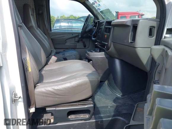 2005 Chevrolet Express Cargo z VIN 1GCFG15X351177337, wystawiony jako IAAI lot #42797099 z przebiegiem 213 881 mil mil oraz . Historia ofert i sprzedaży dostępna na DreamBid. Obrazek 5.