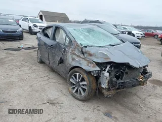 2024 Nissan Versa S z VIN 3N1CN8DV8RL818436, wystawiony jako IAAI lot #41509291 z przebiegiem 18 410 mil mil oraz . Historia ofert i sprzedaży dostępna na DreamBid. Obrazek 1.