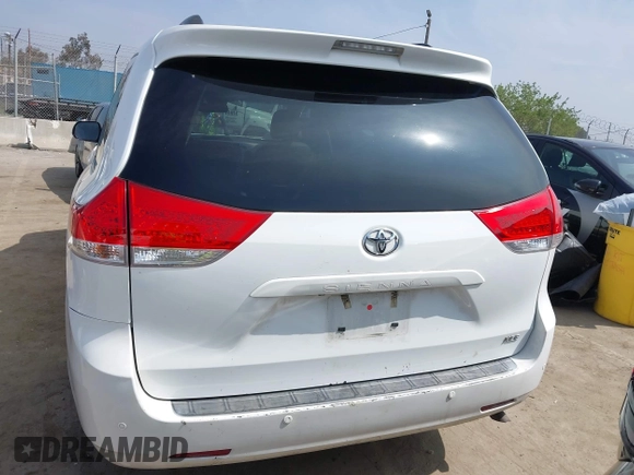 2014 Toyota Sienna XLE z VIN 5TDYK3DC7ES461445, wystawiony jako IAAI lot #42003360 z przebiegiem 153 404 mil mil oraz . Historia ofert i sprzedaży dostępna na DreamBid. Obrazek 17.