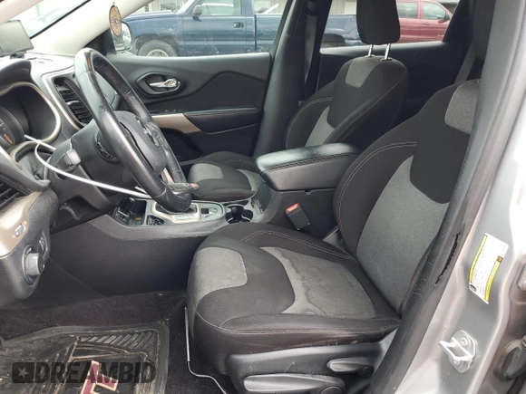 2017 Jeep Cherokee Altitude z VIN 1C4PJLAS9HW603566, wystawiony jako Copart lot #55071535 z przebiegiem 139 822 mil mil oraz Szkoda całkowita • Salvage title. Historia ofert i sprzedaży dostępna na DreamBid. Obrazek 7.