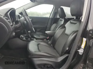 2019 Jeep Compass Altitude z VIN 3C4NJDBB0KT696230, wystawiony jako Copart lot #61280845 z przebiegiem 95 925 mil mil oraz Szkoda całkowita • Salvage title. Historia ofert i sprzedaży dostępna na DreamBid. Obrazek 7.