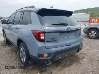 2025 Honda Passport TrailSport z VIN 5FNYF8H69SB012063, wystawiony jako IAAI lot #42060797 z przebiegiem 6078 mil mil oraz . Historia ofert i sprzedaży dostępna na DreamBid. Obrazek 3.