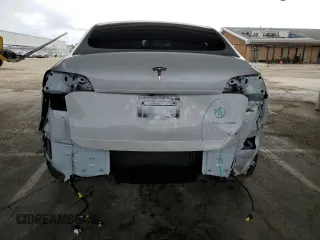 2022 Tesla Model Y Long Range z VIN 7SAYGAEE9NF493262, wystawiony jako Copart lot #52975005 z przebiegiem 63 189 mil mil oraz Szkoda całkowita • Salvage title. Historia ofert i sprzedaży dostępna na DreamBid. Obrazek 6.