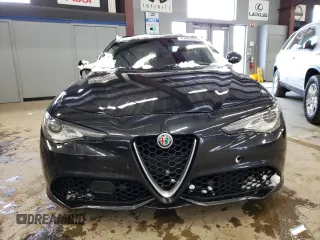 2017 Alfa Romeo Giulia with VIN ZARFAEDN0H7555470, listed as a Copart auction lot 43903823 with 99,753 mi miles. Bid and sale history available at carsss.com. Image 5.