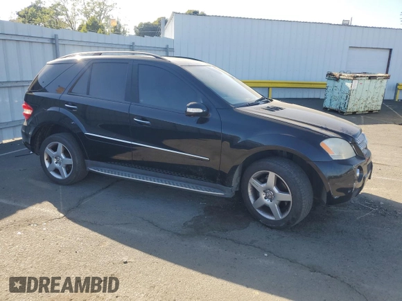2008 Mercedes-Benz M 550 z VIN 4JGBB72E98A408602, wystawiony jako Copart lot #53737675 z przebiegiem 209 796 mil mil oraz Szkoda całkowita • Salvage title. Historia ofert i sprzedaży dostępna na DreamBid. Obrazek 4.