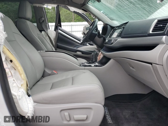 2018 Toyota Highlander SE z VIN 5TDKZRFH1JS543131, wystawiony jako Copart lot #59556625 z przebiegiem Nie podano mil oraz Szkoda całkowita • Salvage title. Historia ofert i sprzedaży dostępna na DreamBid. Obrazek 7.