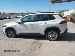 2022 Toyota Corolla Cross LE z VIN 7MUCAABG3NV030906, wystawiony jako IAAI lot #42475640 z przebiegiem 119 135 mil mil oraz . Historia ofert i sprzedaży dostępna na DreamBid. Obrazek 14.