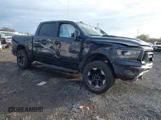 2019 Ram 1500 Rebel z VIN 1C6SRFLT1KN570190, wystawiony jako IAAI lot #41434260 z przebiegiem Nie podano mil oraz . Historia ofert i sprzedaży dostępna na DreamBid. Obrazek 1.