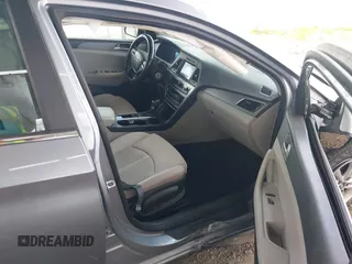 2017 Hyundai Sonata 2.4L z VIN 5NPE24AF7HH572904, wystawiony jako IAAI lot #42193616 z przebiegiem 122 229 mil mil oraz . Historia ofert i sprzedaży dostępna na DreamBid. Obrazek 5.