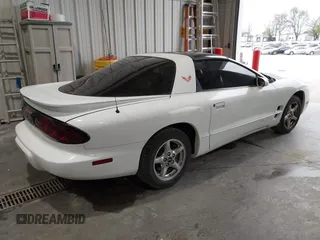 2002 Pontiac Firebird Firebird z VIN 2G2FS22K622160596, wystawiony jako IAAI lot #42068980 z przebiegiem 243 922 mil mil oraz . Historia ofert i sprzedaży dostępna na DreamBid. Obrazek 4.