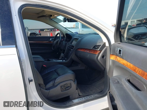 2014 Lincoln MKT EcoBoost z VIN 2LMHJ5AT2EBL57269, wystawiony jako IAAI lot #41440818 z przebiegiem 135 896 mil mil oraz . Historia ofert i sprzedaży dostępna na DreamBid. Obrazek 5.