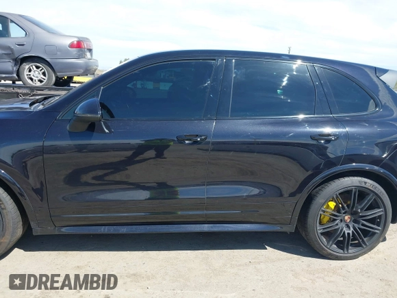 2015 Porsche Cayenne Turbo z VIN WP1AC2A2XFLA80727, wystawiony jako IAAI lot #42031257 z przebiegiem 83 368 mil mil oraz . Historia ofert i sprzedaży dostępna na DreamBid. Obrazek 14.