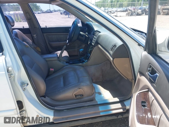 1993 Acura Legend L with VIN JH4KA7668PC025178, listed as a IAAI auction lot 41990390 with 187,755 mi miles and . Bid and sale history available at DreamBid. Image 5.