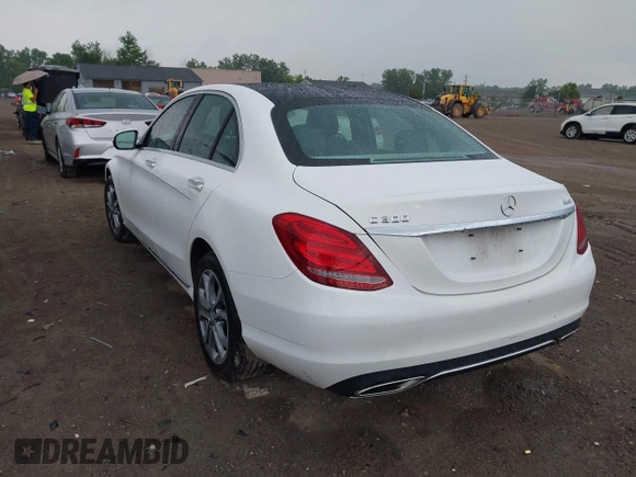 2015 Mercedes-Benz C 300 Luxury z VIN 55SWF4KB4FU064209, wystawiony jako IAAI lot #42676960 z przebiegiem 47 303 mil mil oraz . Historia ofert i sprzedaży dostępna na DreamBid. Obrazek 3.