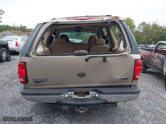 2001 Ford Expedition XLT with VIN 1FMPU16L31LB39187, listed as a IAAI auction lot 40405470 with 1 mi miles. Bid and sale history available at carsss.com. Image 17.