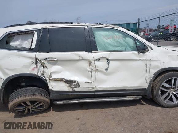 2016 Honda Pilot Touring with VIN 5FNYF6H90GB102403, listed as a IAAI auction lot 42007825 with 69,450 mi miles. Bid and sale history available at carsss.com. Image 6.