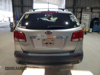 2013 Kia Sorento LX z VIN 5XYKT3A62DG348239, wystawiony jako Copart lot #52022165 z przebiegiem Nie podano mil oraz Szkoda całkowita • Salvage title. Historia ofert i sprzedaży dostępna na DreamBid. Obrazek 6.