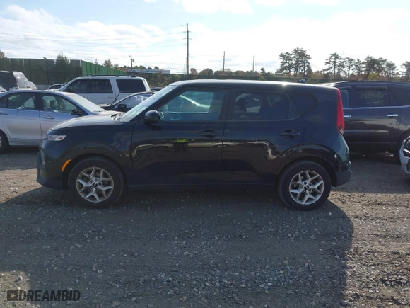 2022 Kia Soul LX with VIN KNDJ23AU0N7163473, listed as a IAAI auction lot 40776662 with 56,477 mi miles. Bid and sale history available at carsss.com. Image 14.
