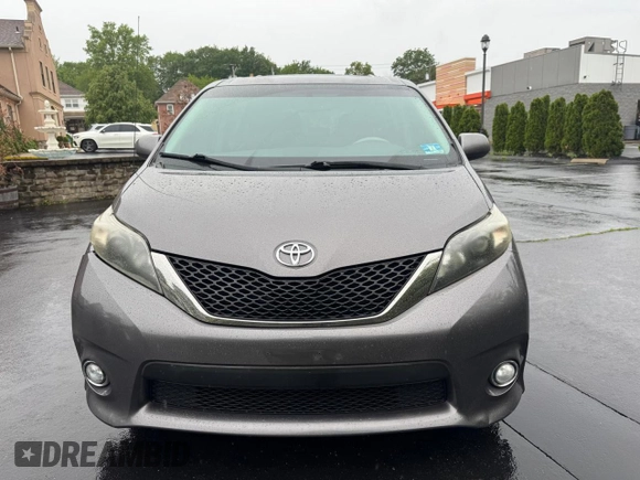 2012 Toyota Sienna SE z VIN 5TDXK3DC5CS181936, wystawiony jako Copart lot #58632215 z przebiegiem 115 295 mil mil oraz Czysty tytuł • Clean title. Historia ofert i sprzedaży dostępna na DreamBid. Obrazek 5.