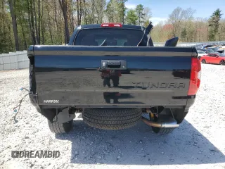2017 Toyota Tundra Platinum z VIN 5TFAY5F18HX676029, wystawiony jako Copart lot #55206735 z przebiegiem 67 784 mil mil oraz Szkoda całkowita • Salvage title. Historia ofert i sprzedaży dostępna na DreamBid. Obrazek 6.
