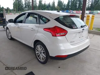 2018 Ford Focus Titanium z VIN 1FADP3N27JL314856, wystawiony jako IAAI lot #42553390 z przebiegiem 82 936 mil mil oraz . Historia ofert i sprzedaży dostępna na DreamBid. Obrazek 3.