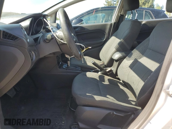 2019 Ford Fiesta SE z VIN 3FADP4EJ5KM106732, wystawiony jako Copart lot #55856145 z przebiegiem 79 778 mil mil oraz Szkoda całkowita • Salvage title. Historia ofert i sprzedaży dostępna na DreamBid. Obrazek 7.
