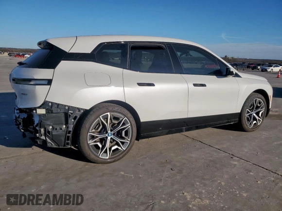 2024 BMW iX xDrive50 z VIN WB523CF08RCP70639, wystawiony jako Copart lot #46369565 z przebiegiem 13 783 mil mil oraz Czysty tytuł • Clean title. Historia ofert i sprzedaży dostępna na DreamBid. Obrazek 3.