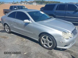2005 Mercedes-Benz CLK 500 z VIN WDBTJ75J35F142835, wystawiony jako IAAI lot #41836593 z przebiegiem Nie podano mil oraz . Historia ofert i sprzedaży dostępna na DreamBid. Obrazek 1.