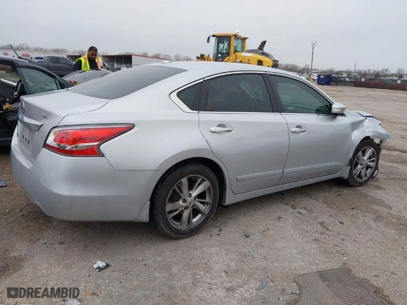 2015 Nissan Altima 2.5 S with VIN 1N4AL3AP3FN303302, listed as a IAAI auction lot 41695071 with 161,951 mi miles. Bid and sale history available at carsss.com. Image 4.
