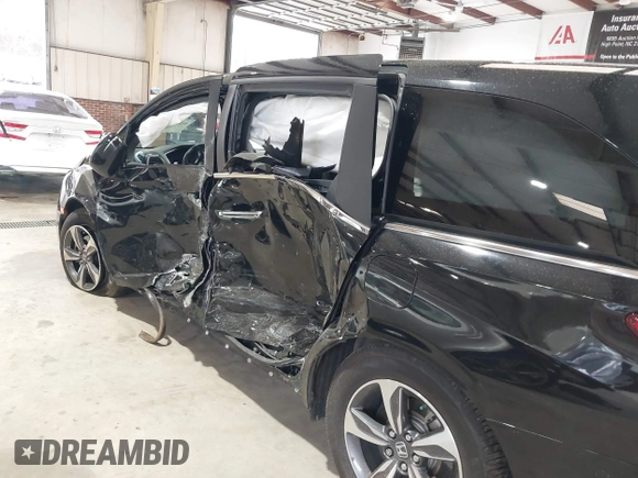 2018 Honda Odyssey Touring with VIN 5FNRL6H87JB105410, listed as a IAAI auction lot 41860707 with 91,908 mi miles. Bid and sale history available at carsss.com. Image 17.