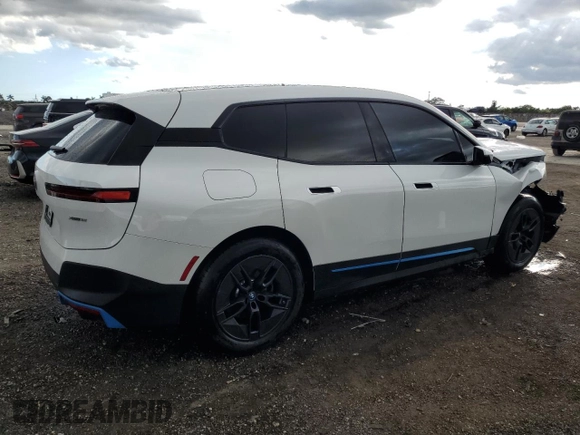 2024 BMW iX xDrive50 z VIN WB523CF02RCS04556, wystawiony jako Copart lot #46817195 z przebiegiem 7 915 mil mil oraz Czysty tytuł • Clean title. Historia ofert i sprzedaży dostępna na DreamBid. Obrazek 3.