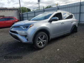 2018 Toyota RAV4 XLE z VIN JTMRFREV0JD226922, wystawiony jako Copart lot #56435915 z przebiegiem 108 740 mil mil oraz Szkoda całkowita • Salvage title. Historia ofert i sprzedaży dostępna na DreamBid. Obrazek 1.
