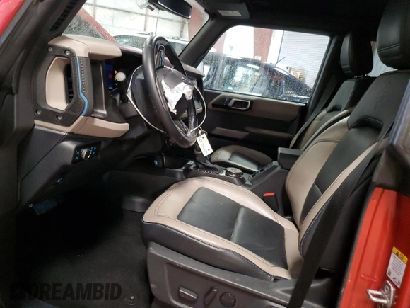 2023 Ford Bronco z VIN 1FMEE5DP1PLB74756, wystawiony jako Copart lot #46458355 z przebiegiem 23 744 mil mil oraz Szkoda całkowita • Salvage title. Historia ofert i sprzedaży dostępna na DreamBid. Obrazek 7.