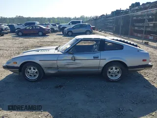 1983 Datsun 280ZX z VIN JN1HZ04S3DX562060, wystawiony jako IAAI lot #42063701 z przebiegiem 35 754 mil mil oraz . Historia ofert i sprzedaży dostępna na DreamBid. Obrazek 14.