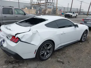 2024 Ford Mustang EcoBoost z VIN 1FA6P8TH3R5109662, wystawiony jako IAAI lot #42164383 z przebiegiem 3 336 mil mil oraz . Historia ofert i sprzedaży dostępna na DreamBid. Obrazek 4.