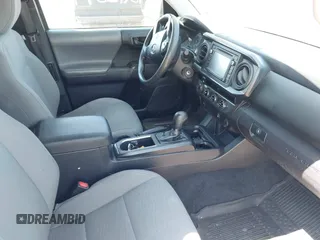 2017 Toyota Tacoma SR z VIN 5TFSX5EN0HX048395, wystawiony jako IAAI lot #42135991 z przebiegiem 241 282 mil mil oraz . Historia ofert i sprzedaży dostępna na DreamBid. Obrazek 5.