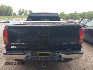 2001 Chevrolet Silverado 1500 LS with VIN 1GCEK19T11E256199, listed as a IAAI auction lot 42088180 with 253,252 mi miles. Bid and sale history available at carsss.com. Image 6.