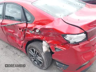 2023 Kia Forte LXS z VIN 3KPF24AD8PE582105, wystawiony jako IAAI lot #42366608 z przebiegiem 61 455 mil mil oraz . Historia ofert i sprzedaży dostępna na DreamBid. Obrazek 6.