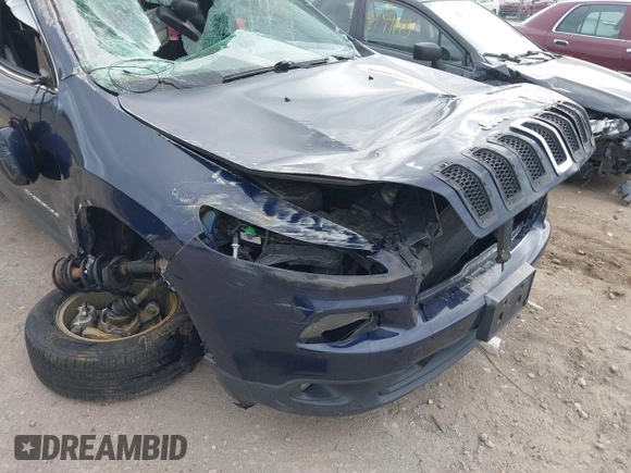 2014 Jeep Cherokee Latitude with VIN 1C4PJMCS0EW290714, listed as a IAAI auction lot 42013774 with 184,729 mi miles and . Bid and sale history available at carsss.com. Image 6.