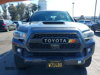 2018 Toyota Tacoma SR5 z VIN 3TMAZ5CN0JM077058, wystawiony jako IAAI lot #41685472 z przebiegiem 37 945 mil mil oraz . Historia ofert i sprzedaży dostępna na DreamBid. Obrazek 13.